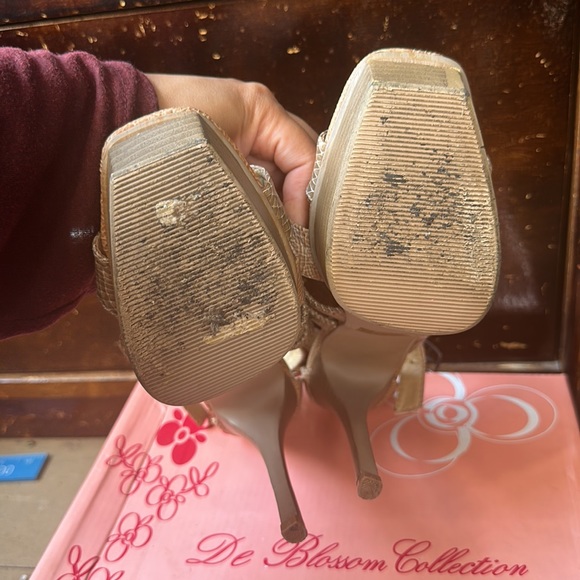 De Blossom Collection Ceam/Tan heels in size 7 1/2 - Picture 3 of 4